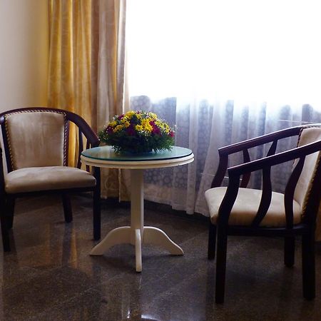 Hotel Highway Garden Kochi Exterior foto
