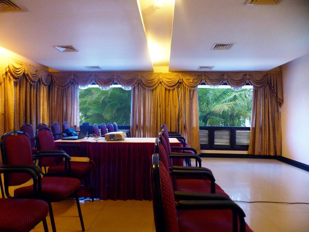 Hotel Highway Garden Kochi Exterior foto