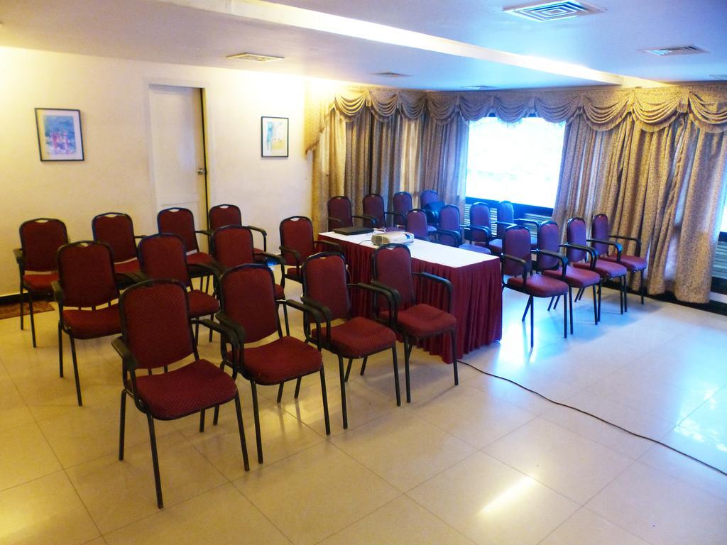 Hotel Highway Garden Kochi Exterior foto
