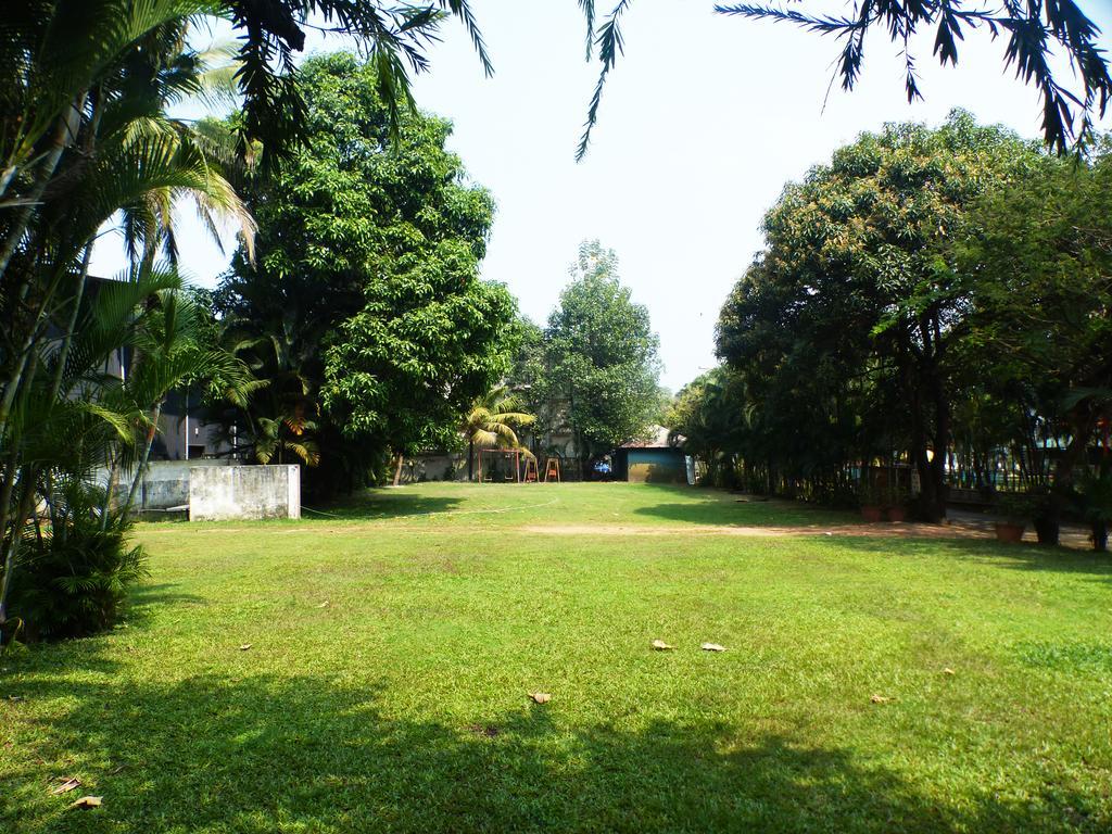 Hotel Highway Garden Kochi Exterior foto