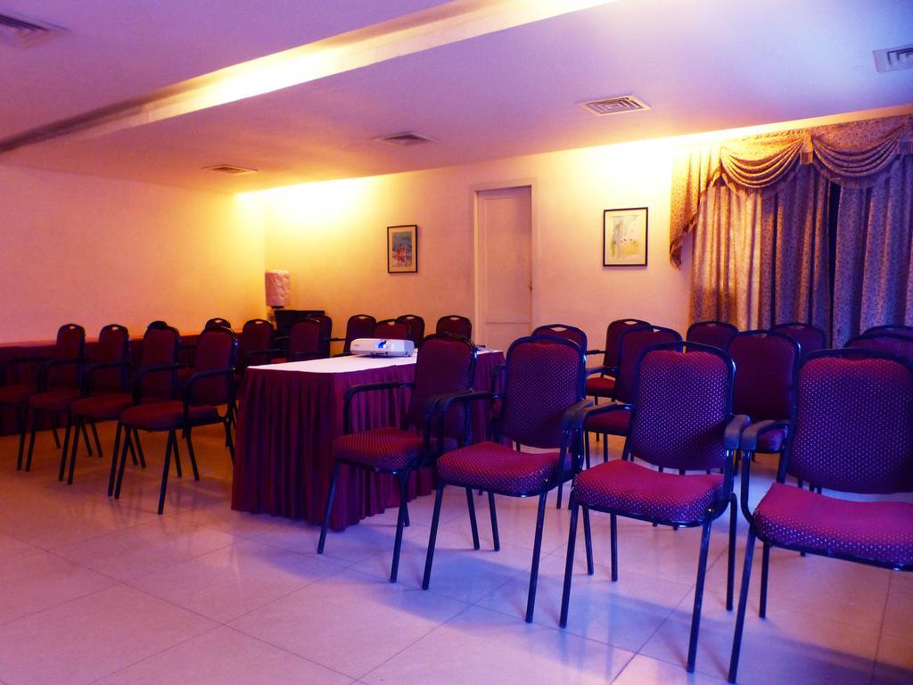 Hotel Highway Garden Kochi Exterior foto